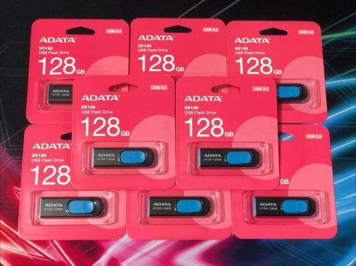 USB Plash Brand ADATA  អីវ៉ាន់មាននៅក្នុងស្តុកថ្មីប្រអប់ធានា1ឆ្នាំ  បងៗអាចធ្វើការកម្ម៉ង់បាន📩🙏