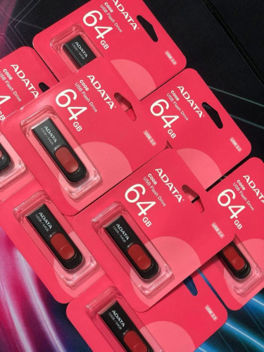 USB Plash Brand ADATA  អីវ៉ាន់មាននៅក្នុងស្តុកថ្មីប្រអប់ធានា1ឆ្នាំ  បងៗអាចធ្វើការកម្ម៉ង់បាន📩🙏