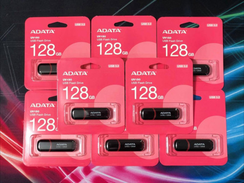 USB Plash Brand ADATA  អីវ៉ាន់មាននៅក្នុងស្តុកថ្មីប្រអប់ធានា1ឆ្នាំ  បងៗអាចធ្វើការកម្ម៉ង់បាន📩🙏