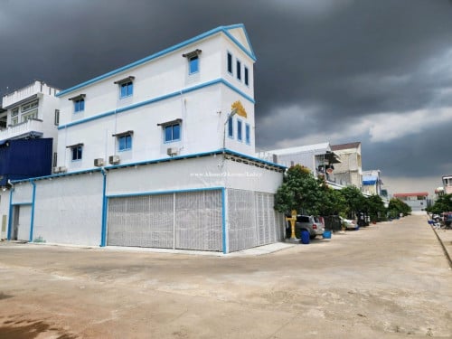 ផ្ទះកែងជាប់សួនច្បារធំទូលាយ (ក្រោមហាងឆេង)