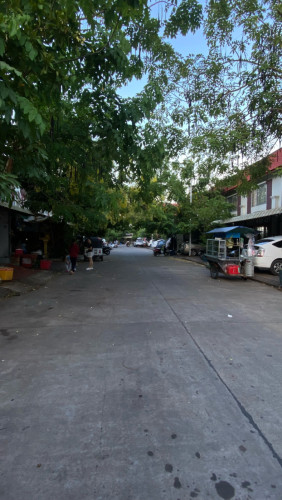 ផ្ទះជួល នៅ ក្នុង បុរី រុង រឿង  ជ្រោយចង្វា ជាប់ផ្លូវ អាច ប្រកប អាជីវកម្ម  បាន