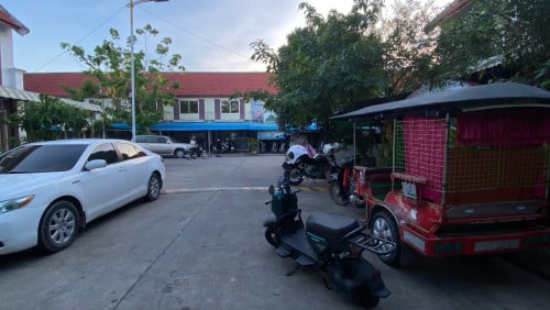 ផ្ទះជួល នៅ ក្នុង បុរី រុង រឿង  ជ្រោយចង្វា ជាប់ផ្លូវ អាច ប្រកប អាជីវកម្ម  បាន
