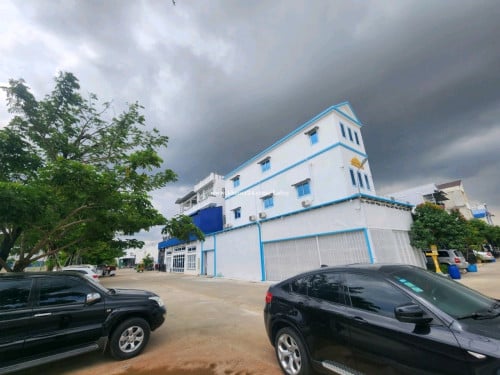 លក់បន្ទាន់ 168000$ (ផ្ទះកែងជាប់សួនច្បារធំ)