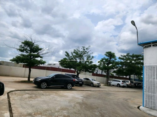 លក់បន្ទាន់ 168000$ (ផ្ទះកែងជាប់សួនច្បារធំ)