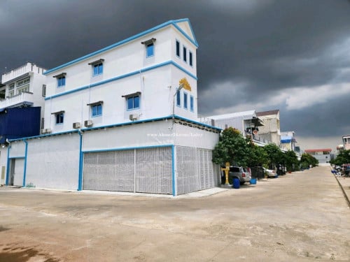 លក់បន្ទាន់ 168000$ (ផ្ទះកែងជាប់សួនច្បារធំ)