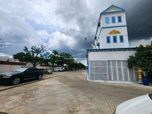 លក់បន្ទាន់ 168000$ (ផ្ទះកែងជាប់សួនច្បារធំ)