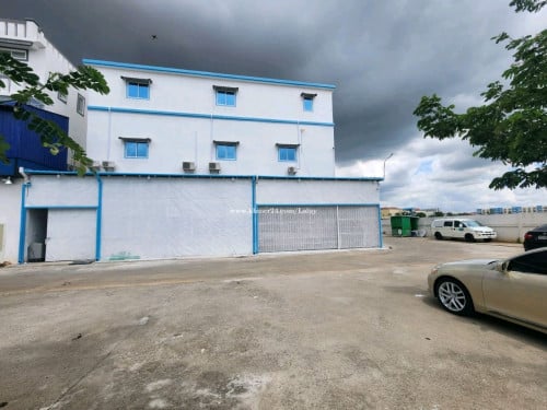 លក់បន្ទាន់ 168000$ (ផ្ទះកែងជាប់សួនច្បារធំ)