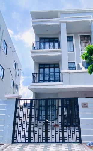 ផ្ទះវីឡាជួល នៅបុរីឡាក់គីវ័ន ចំណាយពេលត្រឹម 3 នាទីដល់ AEON 3 មានសំភារះពេញ ផ្ទះស្អាតគួរអោយស្រលាញ់