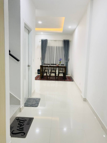 ផ្ទះវីឡាជួល នៅបុរីឡាក់គីវ័ន ចំណាយពេលត្រឹម 3 នាទីដល់ AEON 3 មានសំភារះពេញ ផ្ទះស្អាតគួរអោយស្រលាញ់