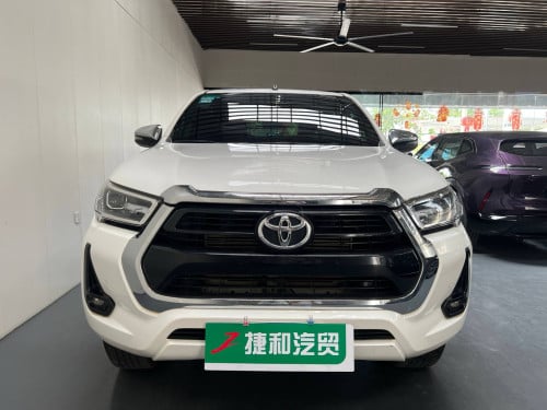 2025 Toyota pickup truck, 30,000 kilometers on the odometer.
