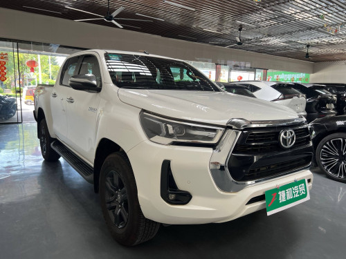 2025 Toyota pickup truck, 30,000 kilometers on the odometer.