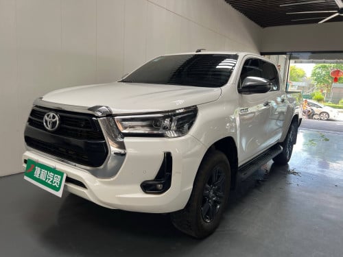 2025 Toyota pickup truck, 30,000 kilometers on the odometer.