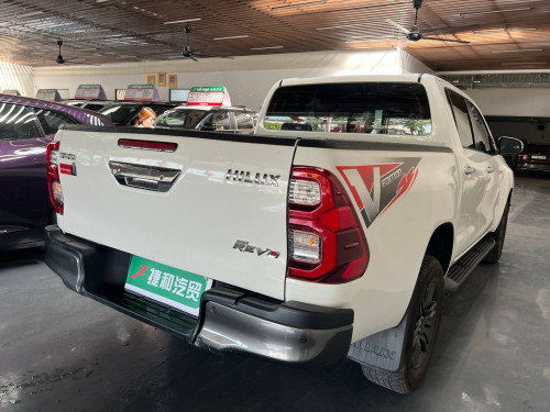 2025 Toyota pickup truck, 30,000 kilometers on the odometer.