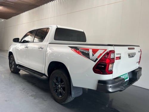 2025 Toyota pickup truck, 30,000 kilometers on the odometer.