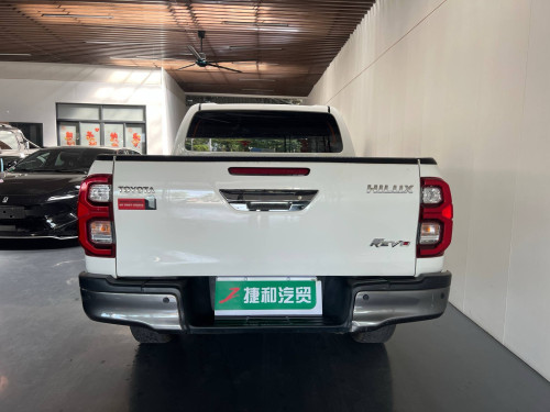 2025 Toyota pickup truck, 30,000 kilometers on the odometer.