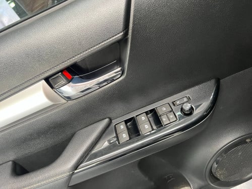 2025 Toyota pickup truck, 30,000 kilometers on the odometer.
