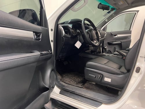 2025 Toyota pickup truck, 30,000 kilometers on the odometer.