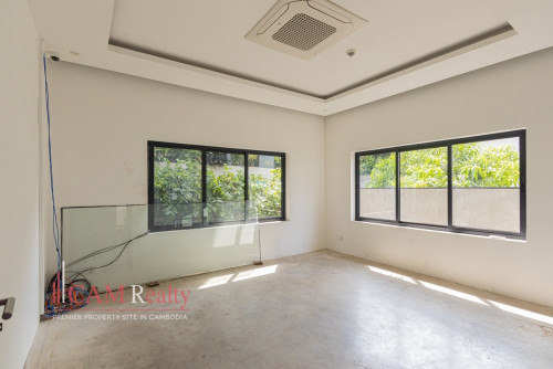 370 Sqm Office Space For Rent in Tonle Basak, Near Aeon Mall