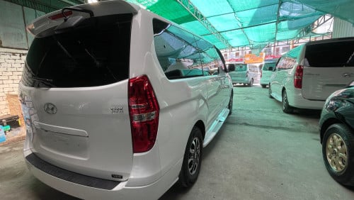 Grand Starex CVX half full 2012