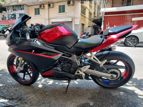 Honda CbR 250cc កាត់ក្រី