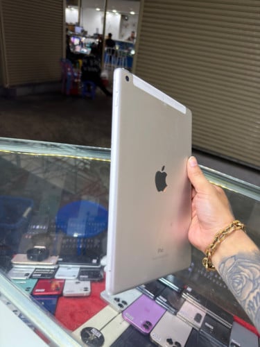 iPad 6th generation J/A HD32GB Phone Condition 90% , Sim&WiFi , ម៉ាស៊ីនហ្សីន