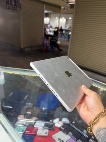 iPad 6th generation J/A HD32GB Phone Condition 90% , Sim&WiFi , ម៉ាស៊ីនហ្សីន