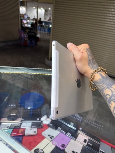 iPad 6th generation J/A HD32GB Phone Condition 90% , Sim&WiFi , ម៉ាស៊ីនហ្សីន
