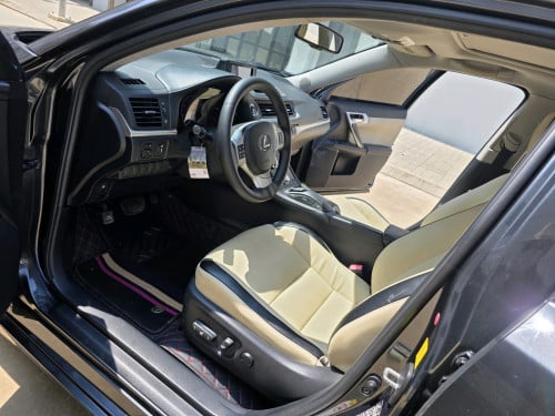 Lexus CT 200h Full Premium ឆ្នាំ 2011