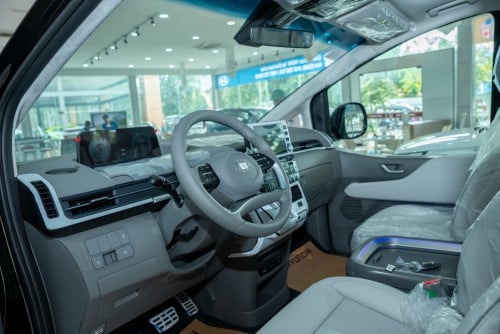 STARIA VIP 7 seater