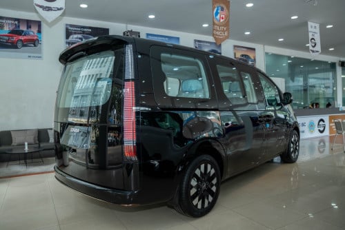 STARIA VIP 7 seater
