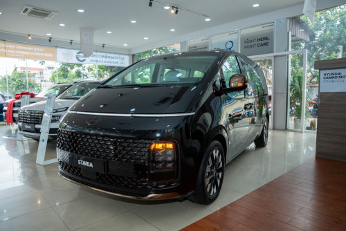STARIA VIP 7 seater