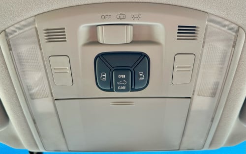 TOYOTA ALPHARD 2012 Full Option ពណ៌ស ក្នុងខ្មៅ