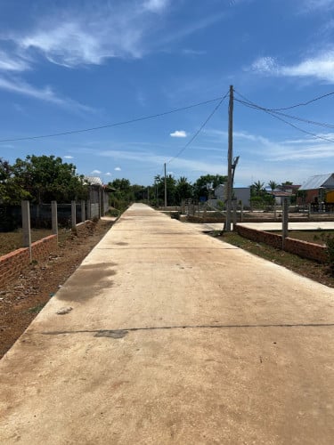 ដីលក់​ ខាង​ជេីង​ភ្នំ​បាសិត​