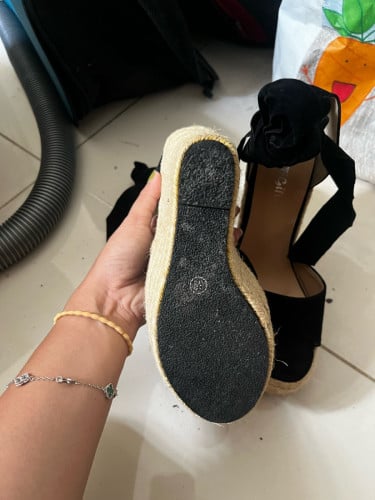 ស្បែកជើងកែង