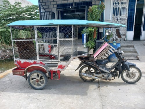 កង់បីខ្មែរ លក់ទាំងម៉ូតូនឹងរមក់