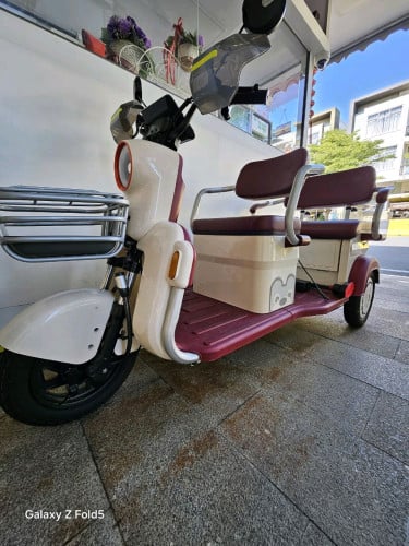 កង3 អគ្គីសនី នៅថ្មី99% ទឹមផ្លាស់ប្តូរអាគុយថ្មី (អាគុយលីចូម 50A 72V )