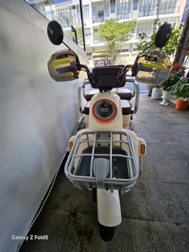 កង3 អគ្គីសនី នៅថ្មី99% ទឹមផ្លាស់ប្តូរអាគុយថ្មី (អាគុយលីចូម 50A 72V )