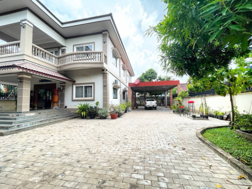 បរិយាកាស​ផ្ទះ​ ដូច​រីសត​ សាលាកំរេីក 5នាទីពី​ Pub Street