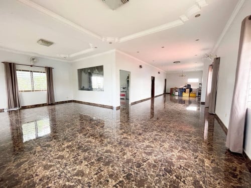 បរិយាកាស​ផ្ទះ​ ដូច​រីសត​ សាលាកំរេីក 5នាទីពី​ Pub Street