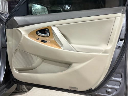 ឡានលក់ Camry 07 XLE full option ពេញ ក្នុងលឿង មានកំដៅកៅអី ពណ៌ប្រផេះ