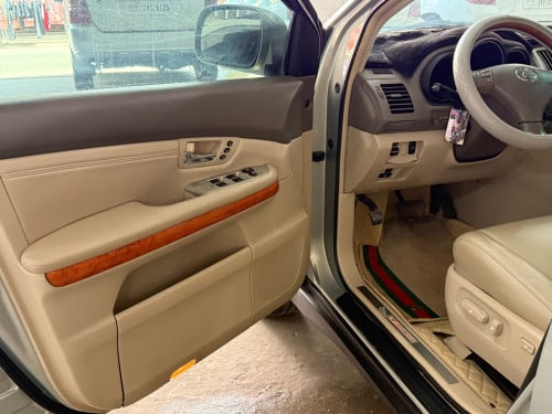 ឡានលក់ LEXUS RX330 ឆ្នាំ04 ពាក់កណ្ដាល full option ប៉ុង1 ក្នុងលឿង ពណ៌ផ្សែងបារី
