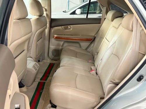 ឡានលក់ LEXUS RX330 ឆ្នាំ04 ពាក់កណ្ដាល full option ប៉ុង1 ក្នុងលឿង ពណ៌ផ្សែងបារី