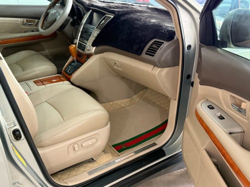 ឡានលក់ LEXUS RX330 ឆ្នាំ04 ពាក់កណ្ដាល full option ប៉ុង1 ក្នុងលឿង ពណ៌ផ្សែងបារី