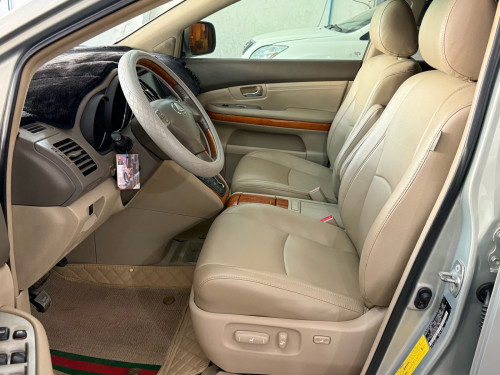 ឡានលក់ LEXUS RX330 ឆ្នាំ04 ពាក់កណ្ដាល full option ប៉ុង1 ក្នុងលឿង ពណ៌ផ្សែងបារី