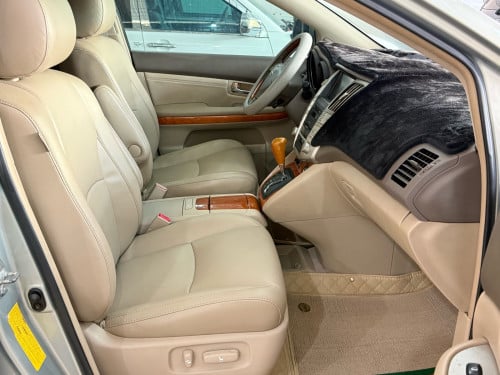 ឡានលក់ LEXUS RX330 ឆ្នាំ04 ពាក់កណ្ដាល full option ប៉ុង1 ក្នុងលឿង ពណ៌ផ្សែងបារី