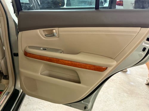 ឡានលក់ LEXUS RX330 ឆ្នាំ04 ពាក់កណ្ដាល full option ប៉ុង1 ក្នុងលឿង ពណ៌ផ្សែងបារី