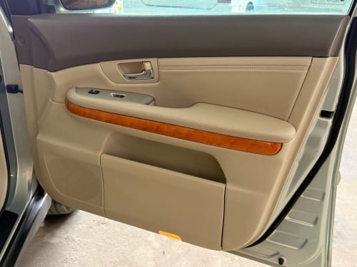 ឡានលក់ LEXUS RX330 ឆ្នាំ04 ពាក់កណ្ដាល full option ប៉ុង1 ក្នុងលឿង ពណ៌ផ្សែងបារី