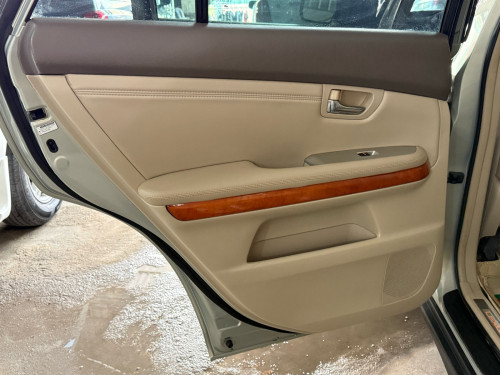 ឡានលក់ LEXUS RX330 ឆ្នាំ04 ពាក់កណ្ដាល full option ប៉ុង1 ក្នុងលឿង ពណ៌ផ្សែងបារី