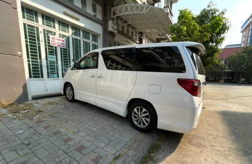 ឡានជួលជាខែបូកទាំងតាកុង/月租车包括司机/ rent car includ driver