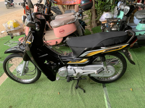 honda dream018​ មាន​ពន្ធ​កាតគ្រី​ត្រឹម​ត្រូវ​ ម៉ាស៊ីន​តាន់​លក់​ 1380$ បង់​រំលស់​បាន​